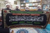 عکس خبری: اهدای پرچم عزای حضرت سیدالشهدا علیه‌السلام به عتبه مقدّسه حسینی